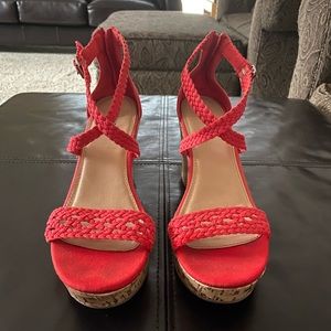 Chic stacked faux cork wedge.